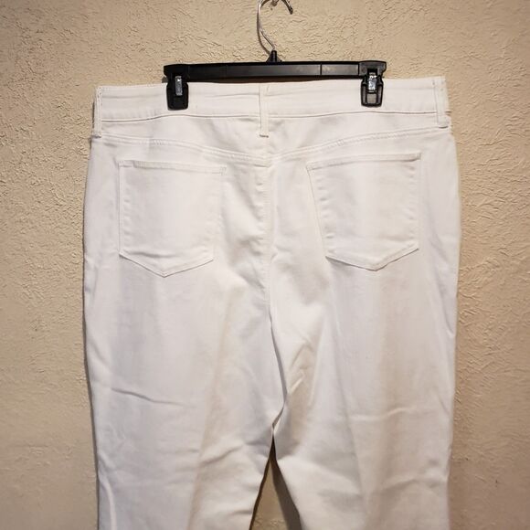 Chico’s Straight Cropped Leg White Pants Chico’s Size 3.5R - Picture 9 of 10